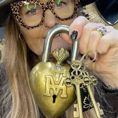 Metal heart padlock